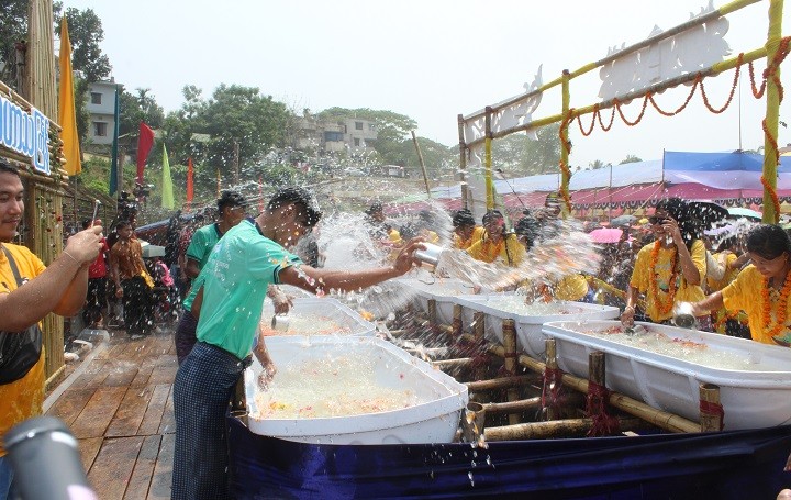 রাঙামাটিতে মারমাদের সাংগ্রাই জল উৎসব উদযাপিত
