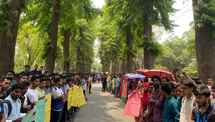 সরকারি চাকরিতে কোটা পুনর্বহাল সিদ্ধান্তের প্রতিবাদ রাবি শিক্ষার্থীদের