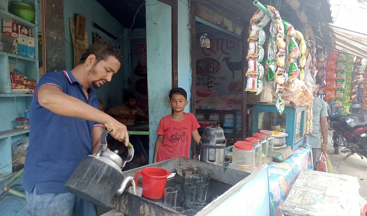 বাক ও শ্রবণ প্রতিবন্ধী বাবা-ছেলের ‘চায়ের দোকান’