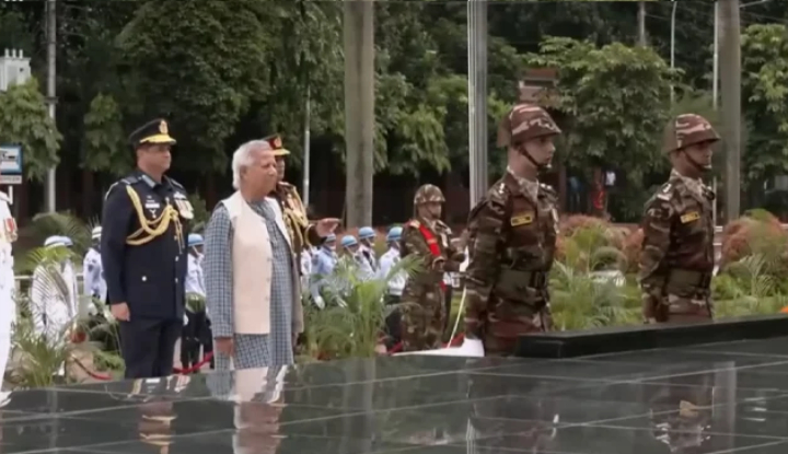 শিখা অনির্বাণে রাষ্ট্রপতি ও প্রধান উপদেষ্টার শ্রদ্ধা