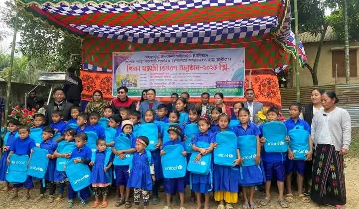 মহালছড়িতে শিক্ষার্থীদের শিক্ষা সামগ্রী বিতরণ