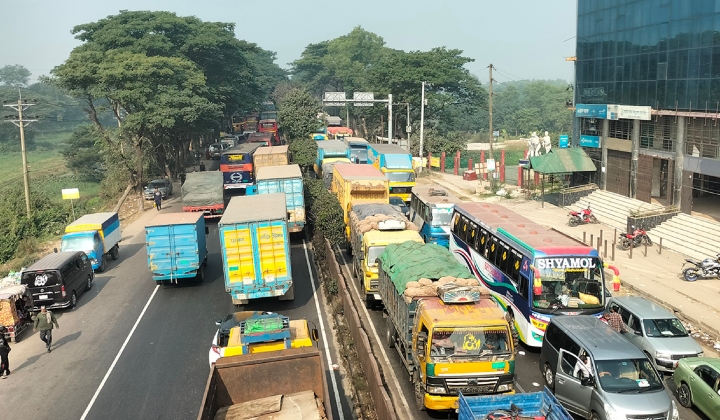 ঢাকা-চট্টগ্রাম মহাসড়কে তীব্র যানজট, দুর্ভোগে যাত্রীরা