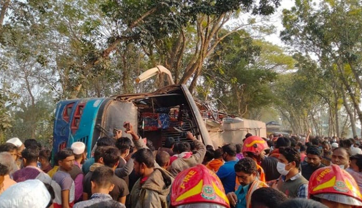 ঝিনাইদহে ২ ট্রাকের মুখোমুখি সংঘর্ষ, হতাহত ৪