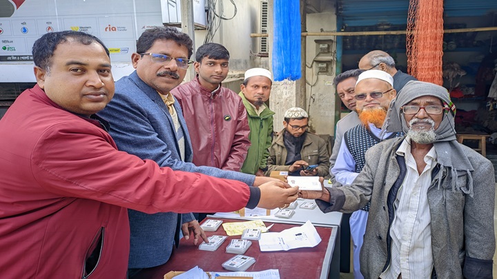 ধামইরহাটে টিসিবি স্মার্ট ফ্যামিলি কার্ড পাচ্ছেন ৮ হাজার ৭২৮ জন