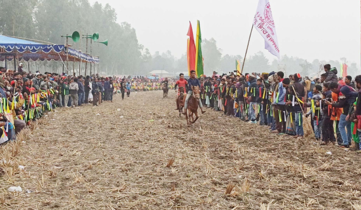 ঠাকুরগাঁওয়ে ঘোড়দৌড় প্রতিযোগিতায় লাখো মানুষের ঢল