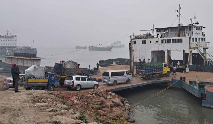 ৮ ঘণ্টা পর নৌপথে ফেরি চলাচল শুরু