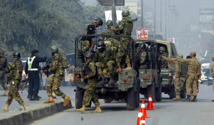 পাকিস্তানে সেনাসদস্যদের উপর সন্ত্রাসী হামলা, নিহত ১৬