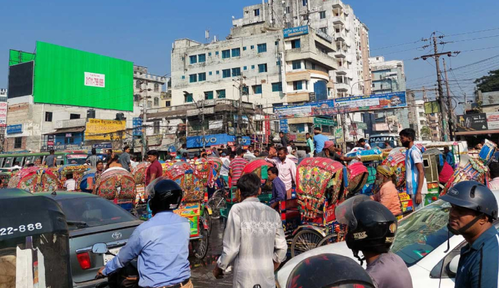 অটোরিকশা চালকদের তান্ডবে ফের স্থবির রাজধানী