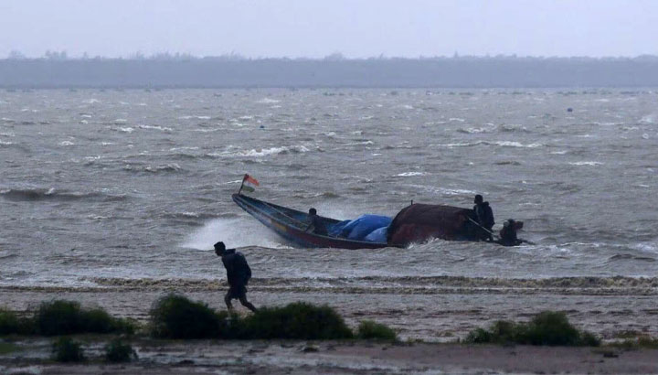 ওড়িশায় আছড়ে পড়েছে ঘূর্ণিঝড় দানা