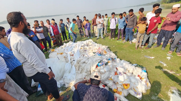 বরগুনায় বিপুল পরিমাণ অবৈধ জাল, পলিথিন, লেবেল বিহীন খাদ্য জব্দ