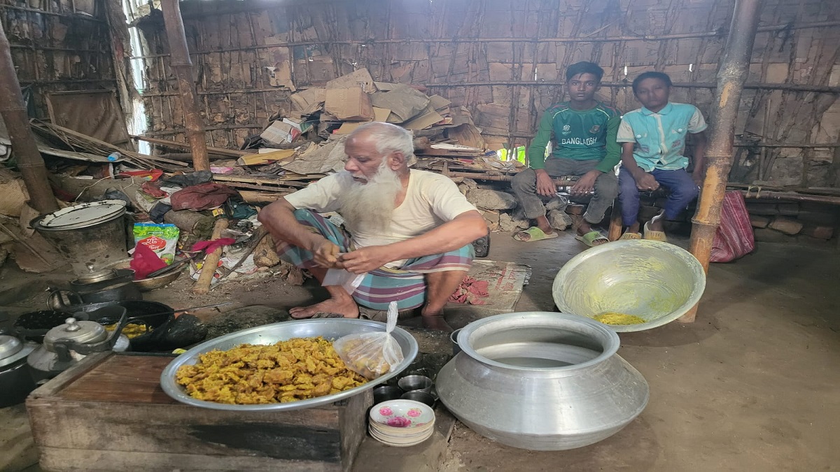 ৮ আনার পেঁয়াজু বিক্রি করে চলে এনামুলের সংসার