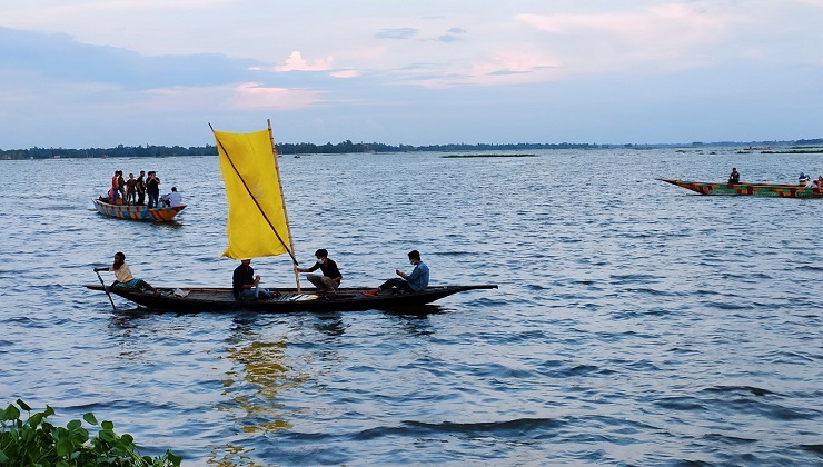 হাঁসাইগাড়ী বিলের সৌন্দর্য দেখতে হাজারো দর্শনার্থীর ভীড়