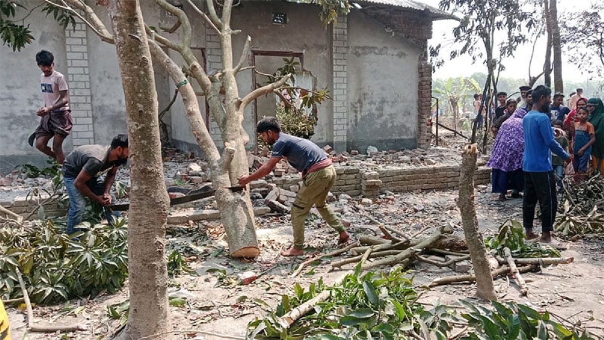 শিশু আছিয়ার ধর্ষকদের বাড়ি গুঁড়িয়ে দিল জনতা