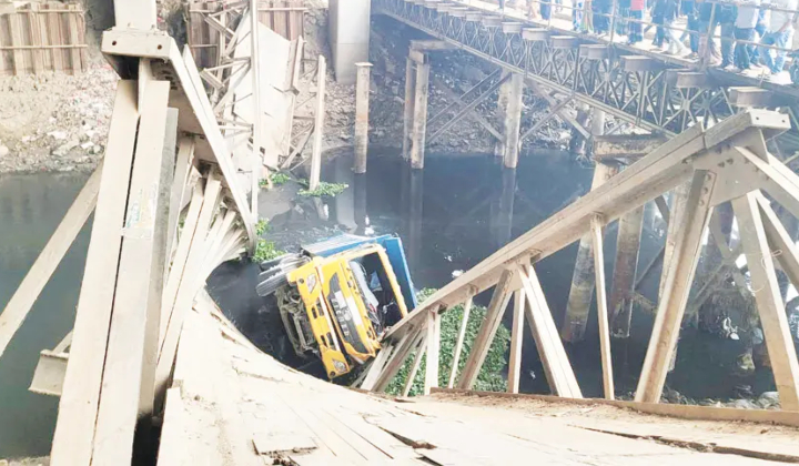 ২৪ ঘন্টায়ও উদ্ধার হয়নি ট্রাক, বিকল্প পথে চলার অনুরোধ