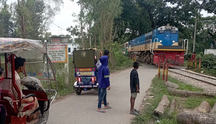 কুমিল্লায় ট্রেনের ধাক্কায় অটোরিকশার ৫ যাত্রী নিহত