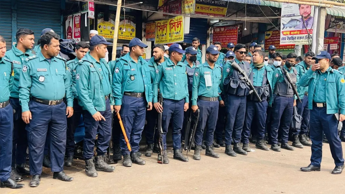 নীলক্ষেতে শিক্ষার্থীদের মধ্যে সংঘর্ষ: অতিরিক্ত পুলিশ মোতায়েন