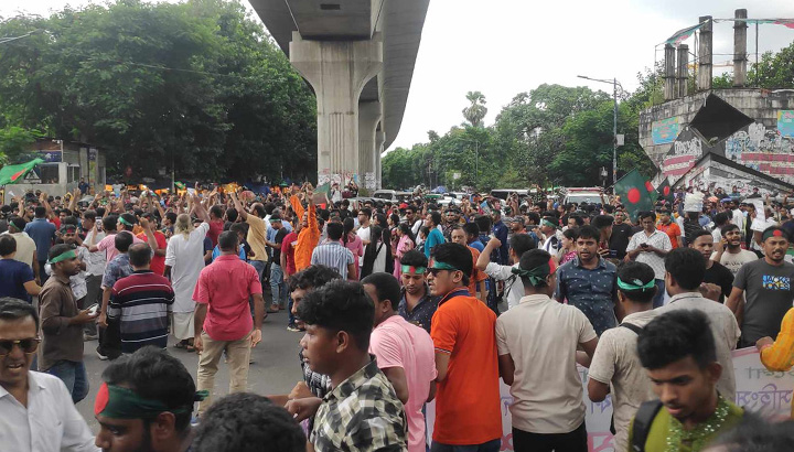 শাহবাগ মোড়ে ‘হিন্দু জাগরণ মঞ্চ’র অবরোধ, যান চলাচল বন্ধ