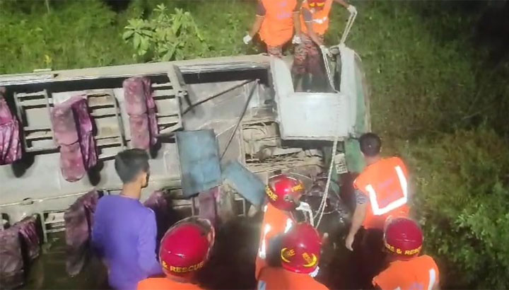 ধামরাইয়ে শ্রমিকবাহী বাস উল্টে হেলপার নিহত, আহত ৫০ শ্রমিক