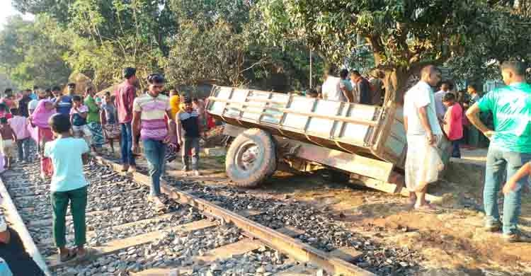 ট্রেনের ধাক্কায় ট্রাক্টর চালক নিহত