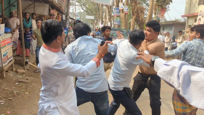 শরীয়তপুরে সাংবাদিকদের উপর সন্ত্রাসী হামলা, আহত ৪