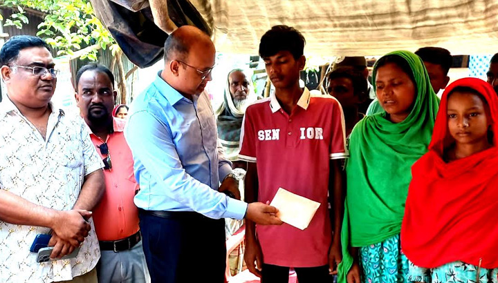 উল্লাপাড়ায় বজ্রপাতে নিহত দুই দিনমজুরের পরিবারকে আর্থিক সহায়তা