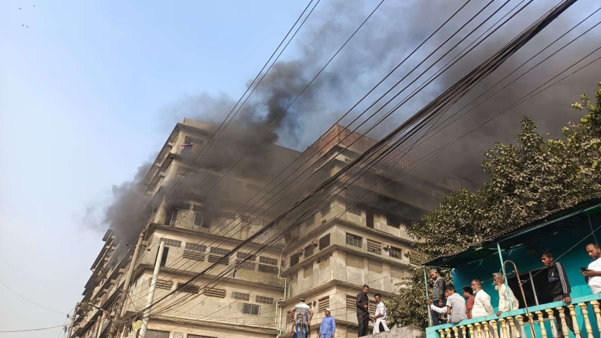 হাজারীবাগে ট্যানারির গোডাউনে আগুন, নিয়ন্ত্রণে ১২ ইউনিট