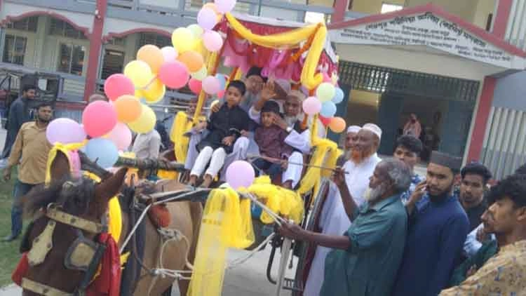 শিক্ষকের ‘রাজকীয়’ বিদায় সংবর্ধনা, কাঁদলেন ও কাঁদালেন