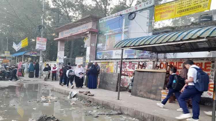 বগুড়ার জিলা স্কুল গেটে পাবলিক টয়লেট : দুর্ভোগ