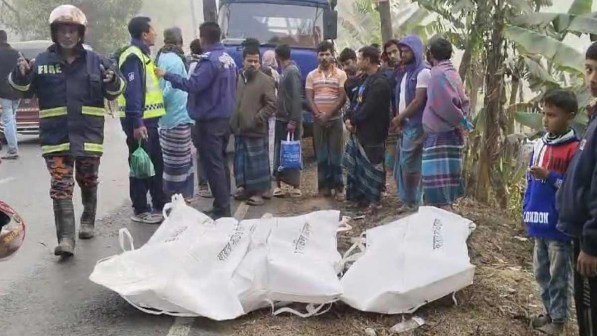 গাজীপুরে পিকআপ নিয়ন্ত্রণ হারিয়ে খালে, নিহত ৩