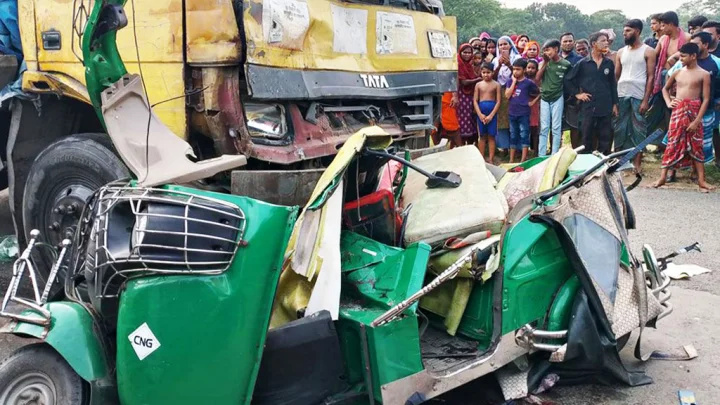 নরসিংদীতে ট্রাকের ধাক্কায় সিএনজির ৬ যাত্রী নিহত