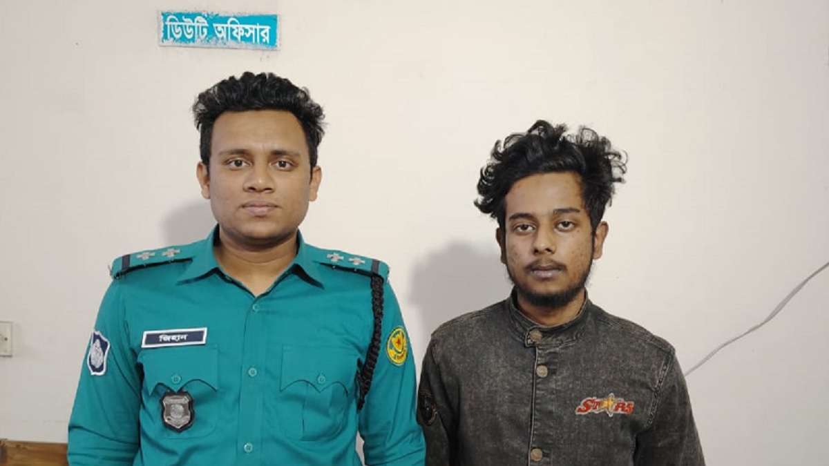 বান্ধবীকে জন্মদিনের উপহার দিতে জুতা চুরি, অতঃপর...