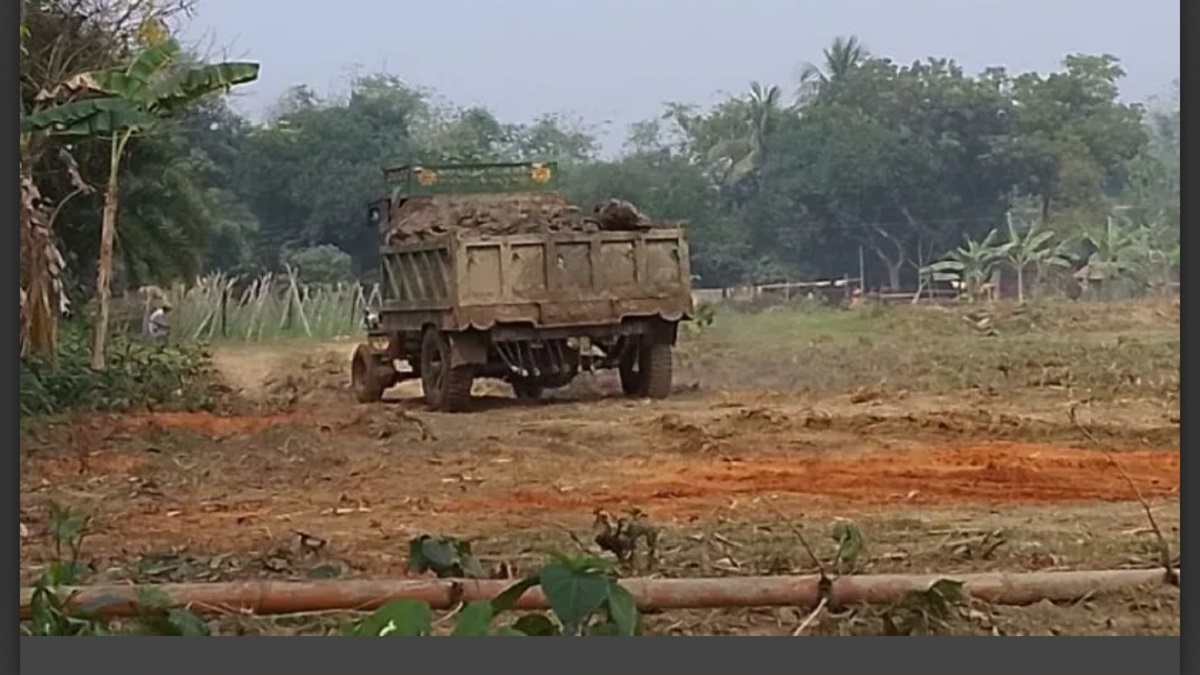 কুষ্টিয়ায় নিষেধাজ্ঞা অমান্য করে ফসলি জমির মাটি যাচ্ছে ইটভাটায়