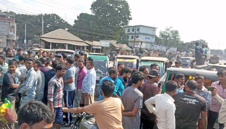 আলুর বীজের দাবিতে ঢাকা বগুড়া মহাসড়ক অবরোধ