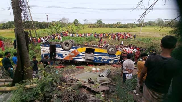 মাদারীপুরে বাস ও ট্রাকের সংঘর্ষে নারী নিহত, আহত ১৫