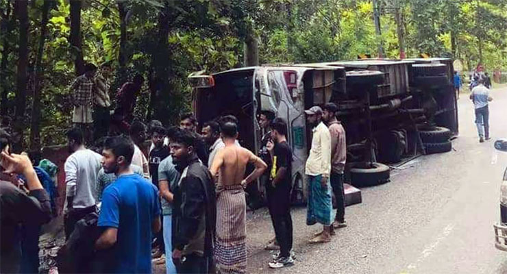 নিয়ন্ত্রণ হারিয়ে পূর্ণার্থীবাহী বাস উল্টে আহত ২৭