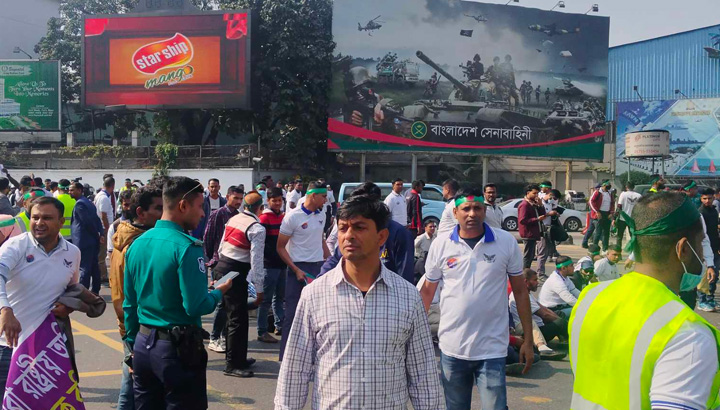 সশস্ত্র বাহিনীর চাকরিচ্যুত সদস্যদের পরিবার ও স্বজনদের বিক্ষোভ