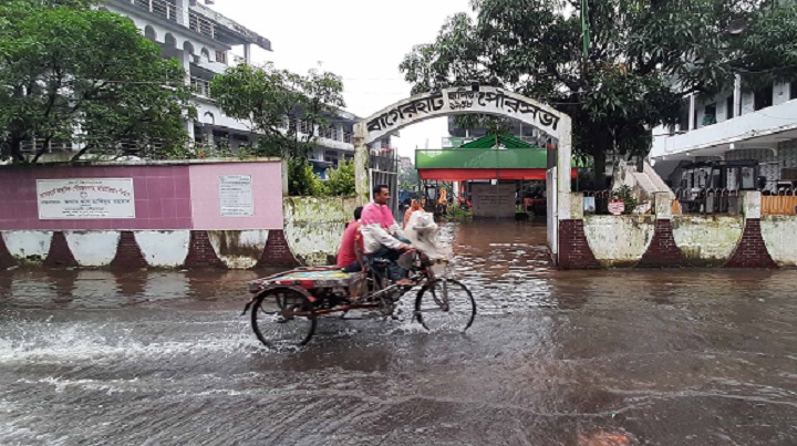 বৃষ্টিতে তলিয়েছে বাগেরহাটের রাস্তা-ঘাট, ভোগান্তিতে শহরবাসী