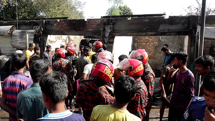 দুই ঘন্টা চেষ্টায় নিয়ন্ত্রণে লাহিড়ী বাজারের আগুন