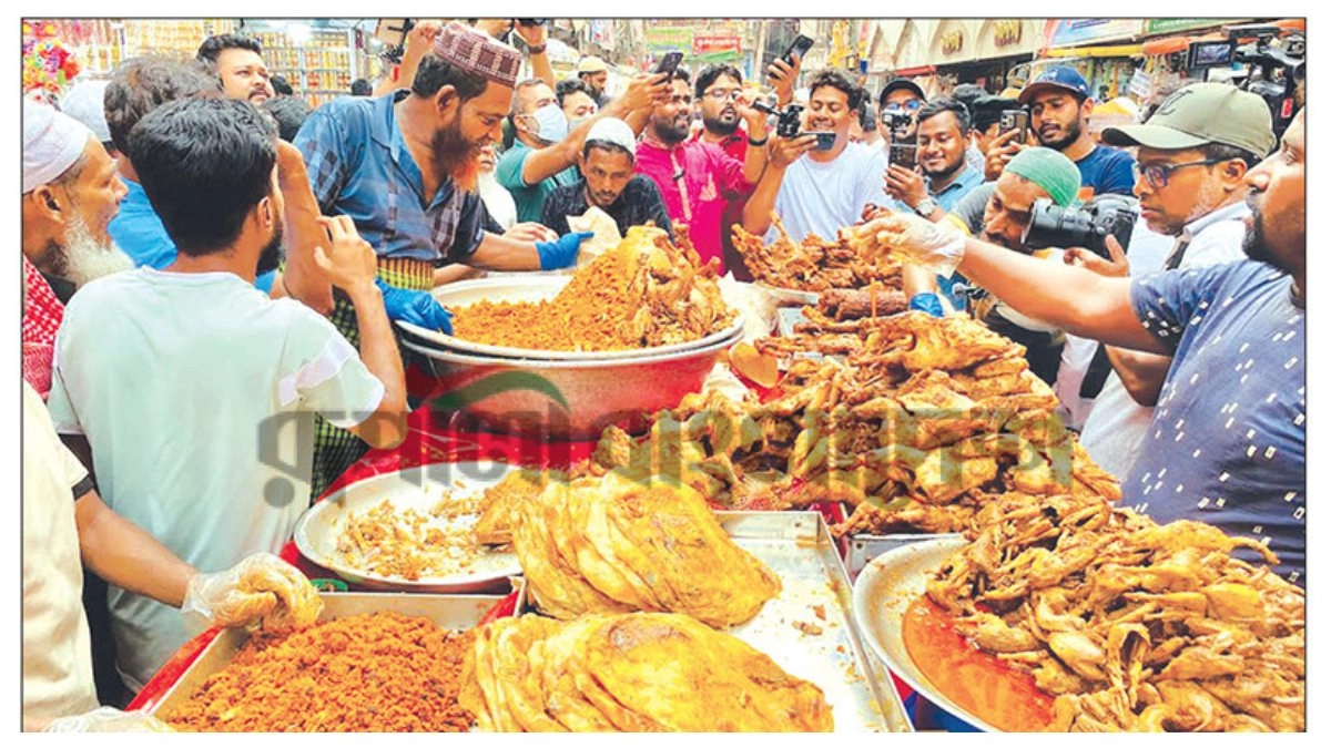 ‘বড় বাপের পোলায় খায়  ঠোঙায় ভইরা লইয়া যায়’