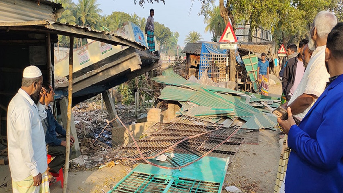 বেনাপোল রেললাইনের অবৈধ স্থাপনা ও বস্তিঘর উচ্ছেদ