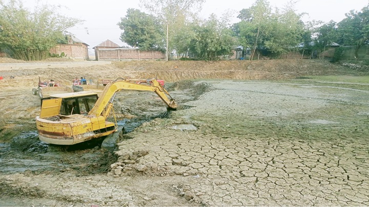 সরকারি খাস পুকুর থেকে মাটি বিক্রির হিড়িক