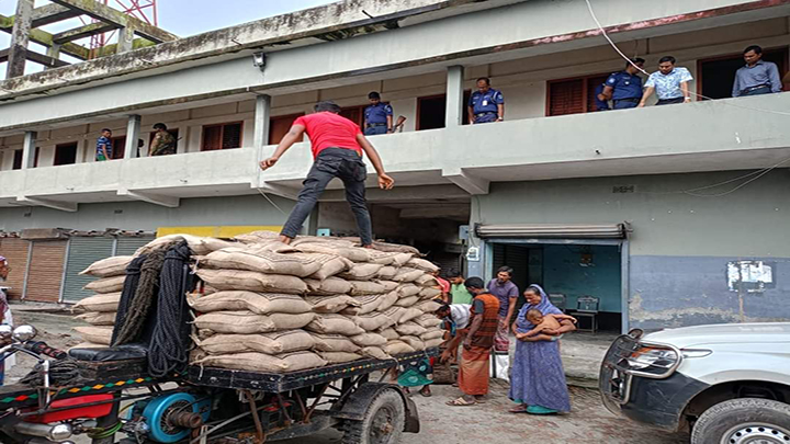 খুলনা ৬ আসনের সাবেক এমপির বাড়ি থেকে ২৩০ বস্তা ত্রাণ উদ্ধার