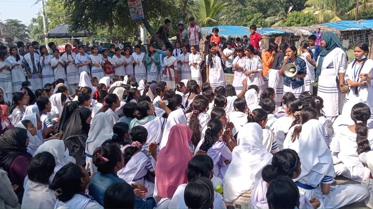 পাইকগাছা বালিকা বিদ্যালয়ের প্রধান শিক্ষিকার অপসারণের দাবিতে বিক্ষোভ