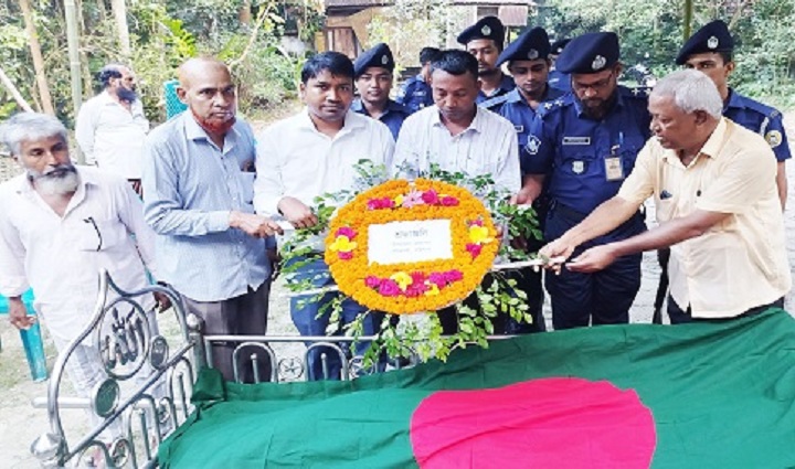 গৌরনদীতে বীর মুক্তিযোদ্ধাকে রাষ্ট্রীয় মর্যাদায় দাফন