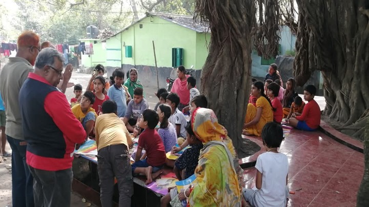 কুষ্টিয়ায় হরিজন পল্লীতে শিশুদের অঙ্কন প্রশিক্ষণ