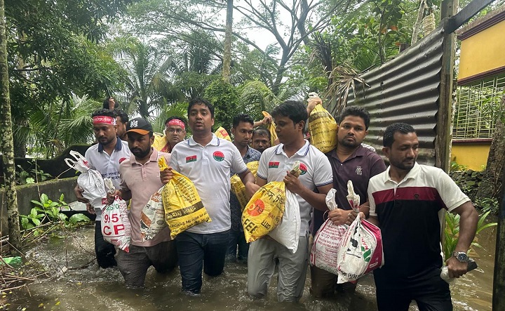 ঘরে ঘরে ত্রাণ পৌঁছে দিল ছাত্রদল