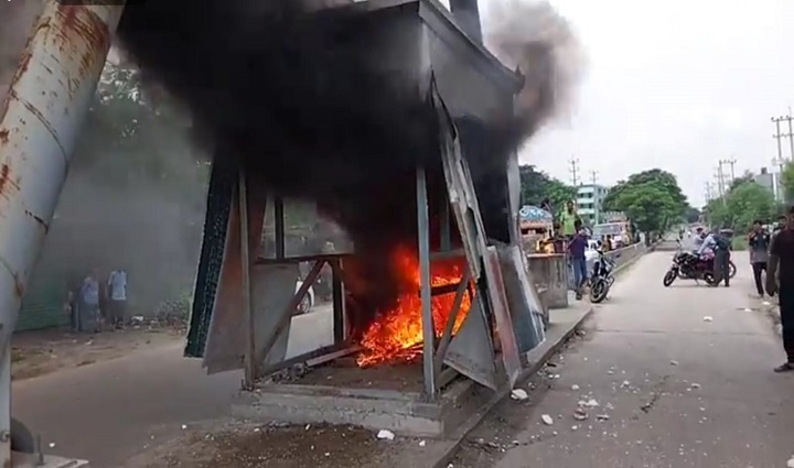 মানিকগঞ্জে শহীদ রফিক সেতুর টোল প্লাজায় অগ্নিসংযোগ