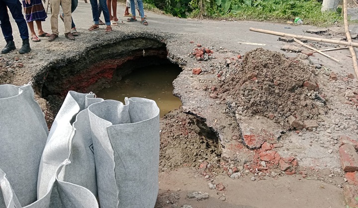 শরীয়তপুরে সড়ক ধস, যানচলাচল বন্ধ