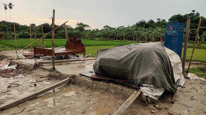 বীর মুক্তিযোদ্ধার সন্তানের বাড়ি ভাংচুর করে লুটপাট, আহত ২