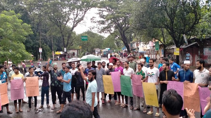 নিরাপদ সড়কের দাবীতে ইবি শিক্ষার্থীদের বিক্ষোভ